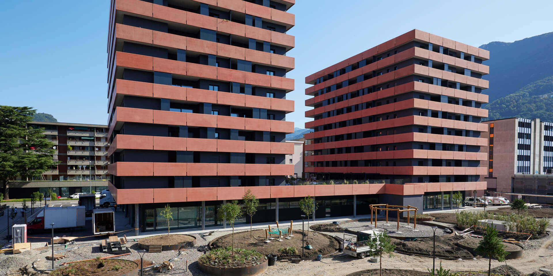 Les bâtiments accueillent 153 logements avec de belles terrasses, un supermarché au rez-de-chaussée ainsi qu’un parking en sous-sol.